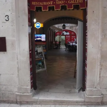 Opium Old Konukevi